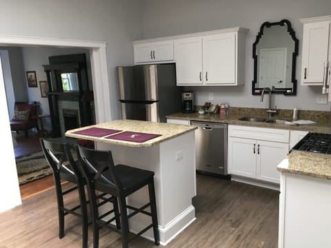 Full kitchen, with gas range and granite countertops!