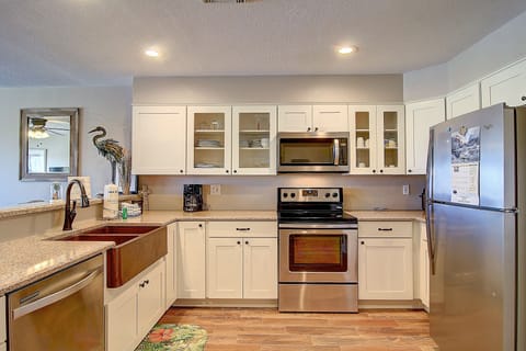 Kitchen - Spacious countertop and ample storage
