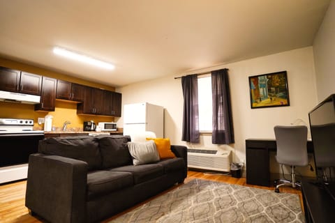 Comfy living room w/ desk, sleeper sofa, Apple TV for streaming & zoned AC/Heat
