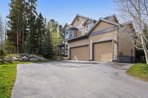 Big driveway, 3 car garage