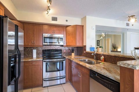 🍳 Fully equipped vacation rental kitchen with stainless steel appliances & sleek granite countertops!