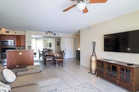 🍷 Spacious vacation rental with cozy lounge, full kitchen & dining—perfect for entertaining or family stays!