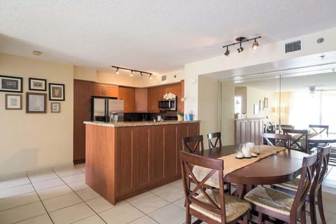 🍽️ Cook & gather in this stylish vacation rental! Modern kitchen, spacious dining & warm ambiance await.