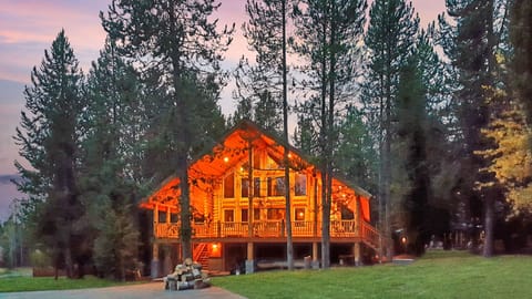 Lumberjack Lodge ~ a warm welcome with ample parking for the group!