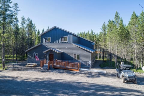 Buck Buck Moose ~ ample parking, hot tub, and fire pit to enjoy!