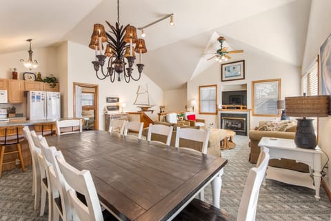 CL535: Good Sun-Stations | Top Level Dining Area