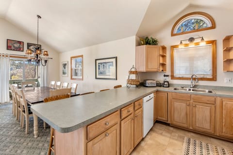 CL535: Good Sun-Stations | Top Level Kitchen