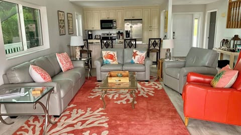 Seating for 7. Ideal for entertaining.