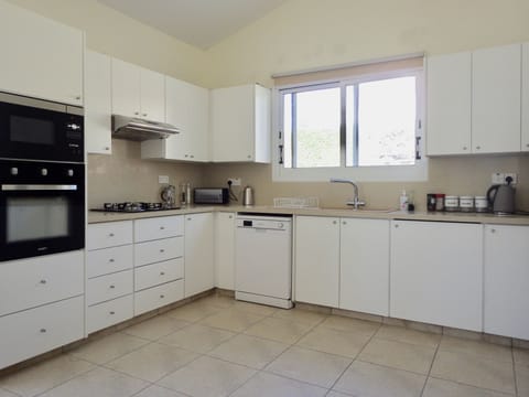 Refurbished, fully equipped kitchen. Dishwasher, oven, grill, hob, toaster
