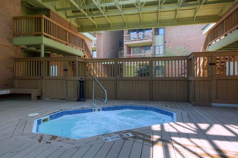 ParkCityLodging_Silvertown_Hottub_1