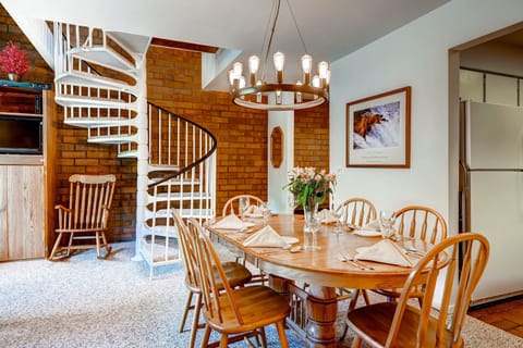 Dining table seating up to 8 - ParkCityLodging_SilverTown418_Masterliving_1