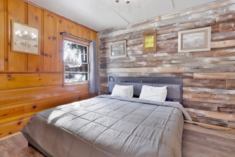 A king-size bed with a TV to enjoy a movie night.