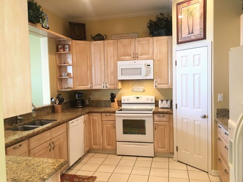 Fully stocked kitchen!