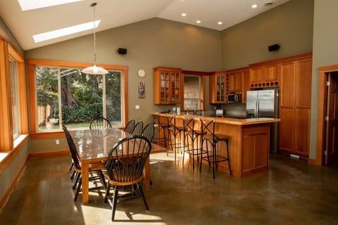 Open, spacious kitchen dining area