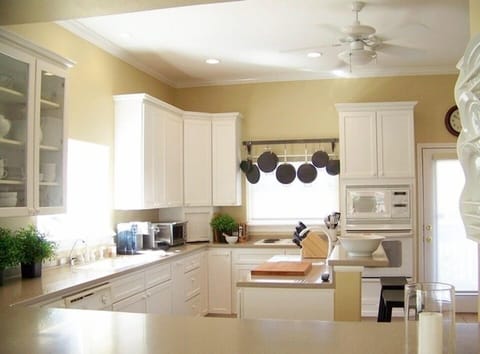 Fully outfitted gourmet kitchen