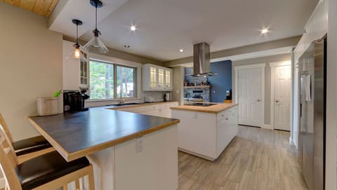 Modern open concept kitchen with sit-up bar for 4 people