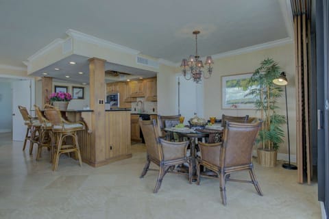 Dining room for 4 with spectacular views of the Gulf of Mexico!  Sliding doors open wide to the balcony.