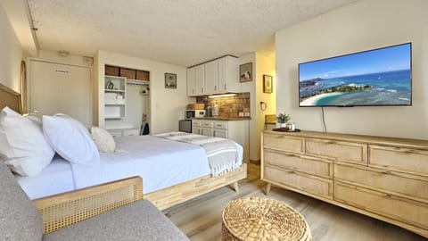 Cozy studio retreat with ocean views and modern comforts
