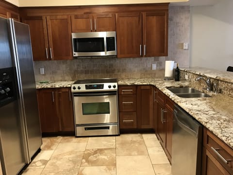 Big kitchen with granite countertops, stainless steel appliances, big pantry