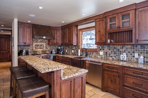 Well equipped gourmet kitchen and breakfast bar