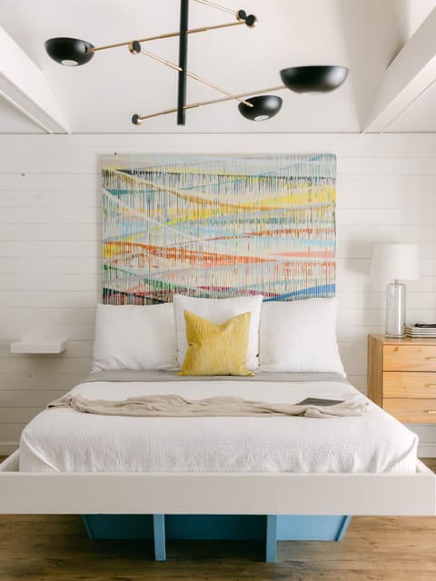 Light filled, cozy, spacious and creatively designed.
Pet friendly 