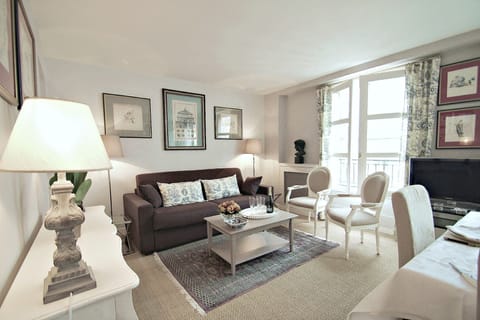 Living room, tastefully decorated. Apartment newly renovated & equipped