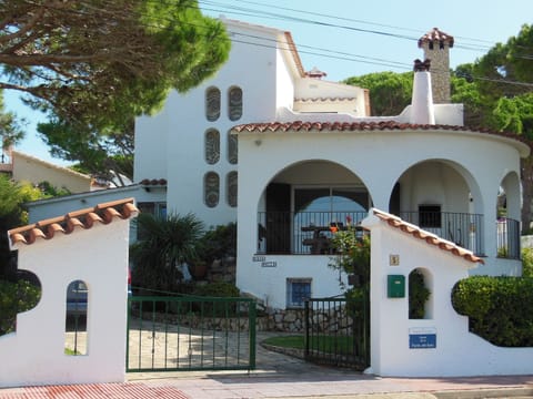 Private Villa, garden with grass and sea views