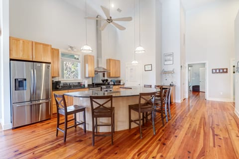Dining Area & Kitchen