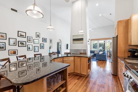 Dining Area & Kitchen