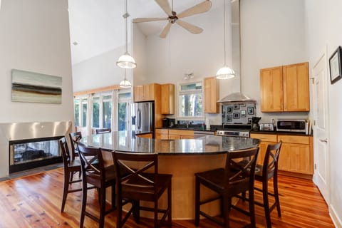 Dining Area & Kitchen