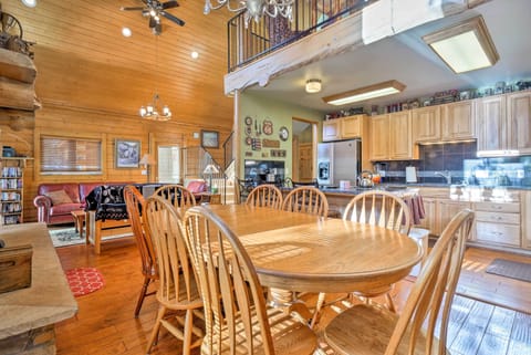 Dining Area | Dishware/Flatware Provided