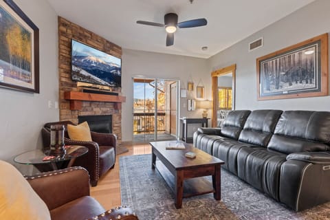 Bear Hollow Lodges 3307: Living room with gas fireplace and private balcony access
