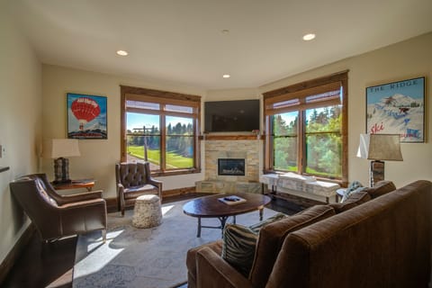 Livingroom overlooking Lindley Park
