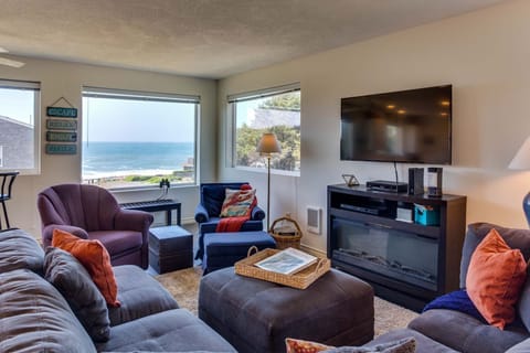 Comfortable space to relax and view the ocean!