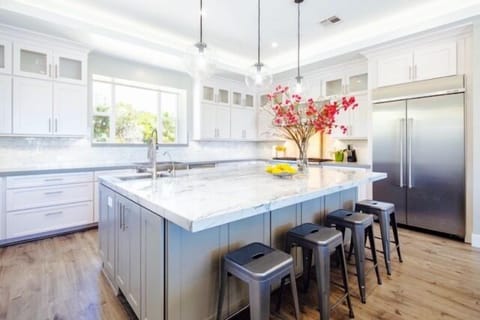 Kitchen - Large kitchen for several cooks to whip up tasty morsels. Chef grade appliances.