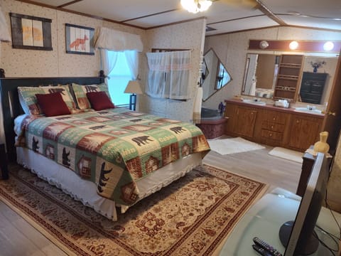 master bedroom, jet octogon tub,double vanity, shower. 