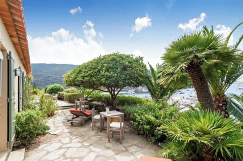 Terrace with table and chairs