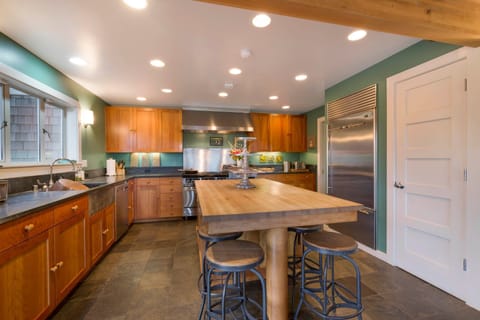 This kitchen is happiest when it is full of people chatting and chopping : )
