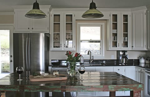 Fully equipped kitchen.