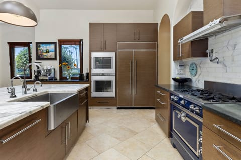 Gourmet Kitchen with Thermadore stove, dishwasher
3 ovens total.