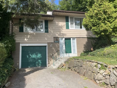 frontal view of Niagara Riverview Inn
