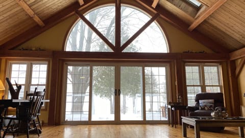 Very large greatroom with vaulted ceilings