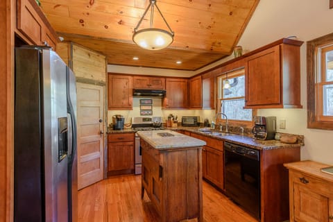 Full Kitchen, stocked appropriately