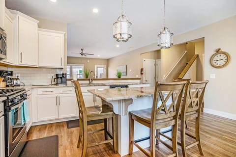 The spacious eat-in kitchen island has seating for 5 guests.