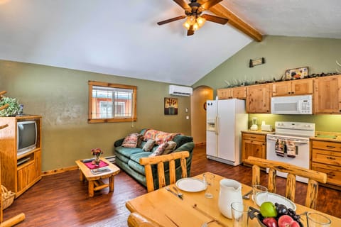 Living Room | Free WiFi | Central A/C & Heating | Smart TV