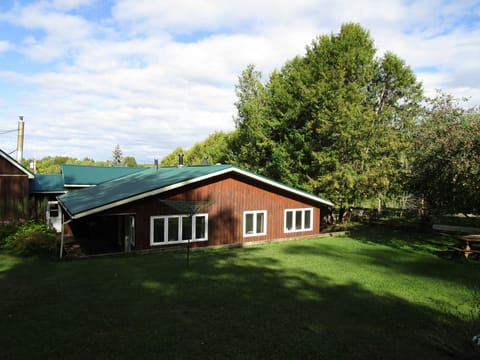 Private backyard to the cottage with fire pit and picnic table