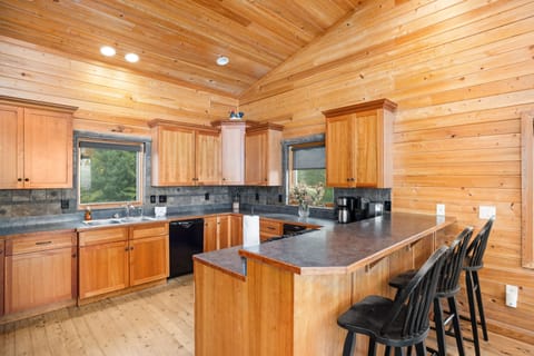 Large Kitchen with 3 Seats at the Bar