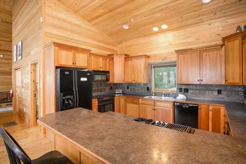 Spacious Kitchen with Modern Appliances