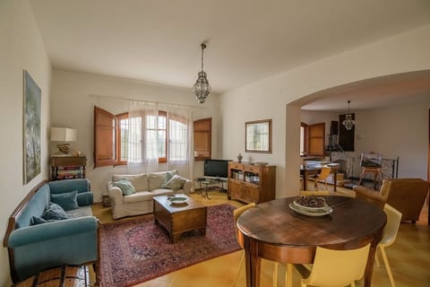 Living-room with dining-table