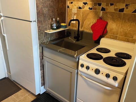 Kitchenette with fridge and range